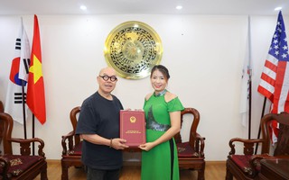 NTK Hoàng Ly đưa tranh thiếu nhi vẽ Điện Biên Phủ lên tà áo dài