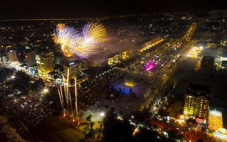 Pháo hoa thắp sáng Quảng trường biển Sầm Sơn thu hút hàng trăm ngàn du khách chen chân thưởng thức