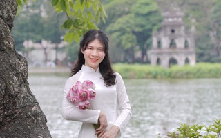 Nữ "bác sĩ nội trú" diện áo dài duyên dáng tại những địa danh nổi tiếng của Hà Nội