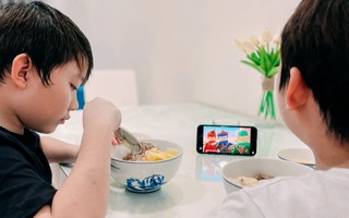 Trẻ em sử dụng điện thoại thông minh trong bữa ăn sẽ tăng nguy cơ béo phì
