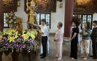 Đà Nẵng: Người dân xếp hàng thực hiện nghi lễ tắm Phật tại chùa Linh Ứng