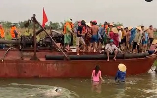 Vụ "bắt cóc" tàu hút cát ở Quảng Bình: Có cả phụ nữ và trẻ em tham gia