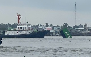 TPHCM: Tàu va chạm với sà lan, hàng loạt container rơi xuống sông