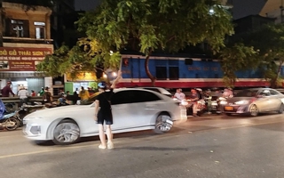 Hà Nội: Cố vượt qua lối đi tự mở, nam thanh niên bị tàu hỏa tông dẫn đến nguy kịch