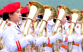 Lần đầu tiên khối Quân nhạc nữ tham gia diễu binh
