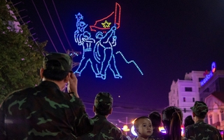 Bầu trời Điện Biên rực rỡ với màn trình diễn của 700 drone phát sáng, du khách và người dân thích thú ghi lại từng chi tiết