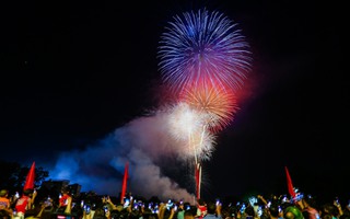 Mãn nhãn màn trình diễn pháo hoa trên bầu trời Điện Biên Phủ