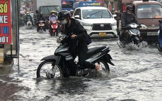 TPHCM: Mưa lớn nhất trong những ngày qua, đường ngập như sông, nhiều xe chết máy 