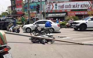 TPHCM: Trụ đèn "khủng" trên cầu đổ xuống đường, đè trúng một phụ nữ đi xe máy