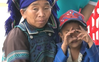 30 trẻ mồ côi, có hoàn cảnh đặc biệt khó khăn ở biên giới Lào Cai đã có "Mẹ đỡ đầu"