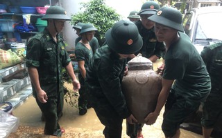 Bộ đội Biên phòng Hà Giang lội nước cùng dân di chuyển khỏi vùng nguy hiểm