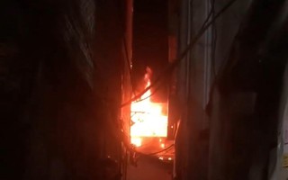 Hà Nội: Cháy tầng 2 ngôi nhà trong ngõ, một sinh viên nhảy xuống mái tôn bên cạnh thoát thân
