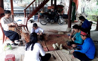 Yên Bái: Phụ nữ Mường Lai tăng thu nhập từ nghề thủ công truyền thống