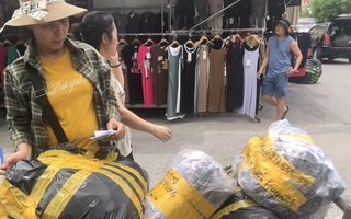 Lao động nữ bươn chải trong nắng nóng ở "thủ phủ thời trang" Ninh Hiệp