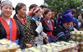 Bát Xát, Lào Cai: Phụ nữ dân tộc thiểu số hào hứng tham gia lễ hội thu hoạch lê