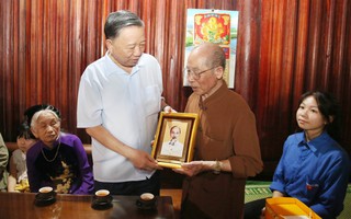 Chủ tịch nước Tô Lâm thăm hỏi, động viên nhân dân làng cổ Đường Lâm nhân Ngày gia đình Việt Nam