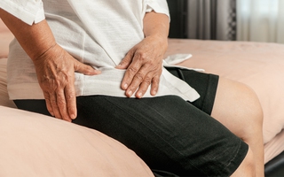 Cơn đau nhức hông lan xuống chân cảnh báo điều gì về sức khỏe?