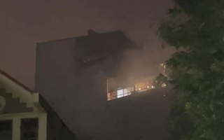 Hà Nội: Cháy ngôi nhà kinh doanh thảm trên đường Lạc Long Quân