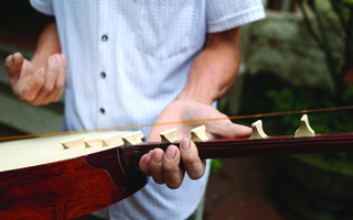 Người hiếm hoi ở làng Đào Xá còn gắn bó với nghề làm nhạc cụ dân tộc