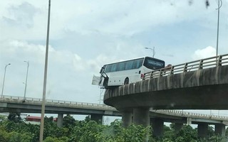 Bắc Ninh: Xe ô tô chở công nhân tông sập lan can, treo lơ lửng trên thành cầu