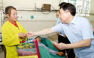 Quyền Bí thư Tỉnh ủy Hà Giang Nguyễn Mạnh Dũng thăm hỏi các nạn nhân vụ sạt lở đất 