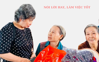 Câu lạc bộ Nhà báo nữ Việt Nam tặng quà các cựu nữ thanh niên xung phong