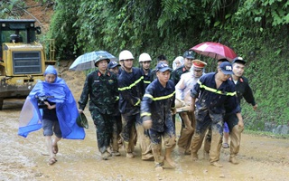 Hội LHPN Tuyên Quang thăm hỏi, động viên gia đình các nạn nhân trong vụ sạt lở nghiêm trọng tại Hà Giang