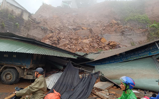 Lại xảy ra sạt lở nghiêm trọng ở Hà Giang, 1 nhà kho bị đè bẹp