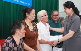 Chủ tịch Hội LHPNVN thăm, tặng quà Mẹ Việt Nam anh hùng, gia đình thương binh, liệt sĩ tại Hòa Bình