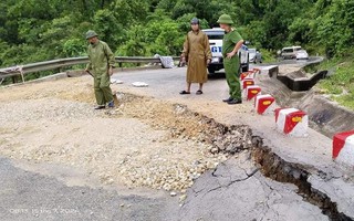Mưa lớn gây sụt lún nghiêm trọng ở Nghệ An