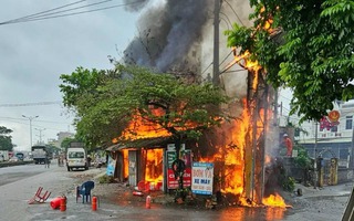 Vĩnh Phúc: Cháy ngùn ngụt tại 1 cửa hàng giữa lúc trời mưa, lửa lan sang cổng chào bên cạnh