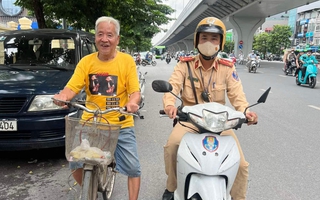 Chiến sĩ cảnh sát giao thông Hà Nội giúp đưa cụ ông 78 tuổi lạc đường trở về nhà