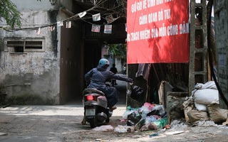 Hàng xóm cứ nửa đêm lại rình mò ở cổng sau nhà tôi và pha xử lý dứt khoát của cô giúp việc