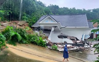 Một căn biệt thự ở Hà Nội đổ sập sau mưa lớn, 7 người may mắn thoát nạn