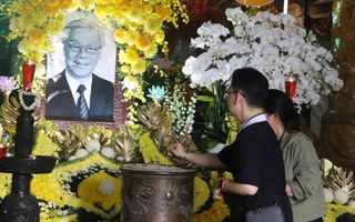 TPHCM: Người dân đến chùa tưởng nhớ Tổng Bí thư Nguyễn Phú Trọng