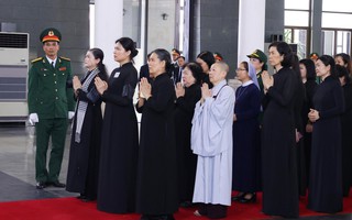 Đoàn đại biểu các tầng lớp phụ nữ kính viếng Tổng Bí thư Nguyễn Phú Trọng