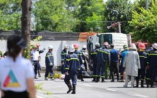 Hà Nội: Công an điều tra vụ xe cẩu đổ nghiêng, nghi vấn khiến 1 người tử vong