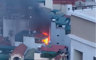 Hà Nội: Nhà 5 tầng bốc cháy ngùn ngụt, nhiều người hoảng loạn