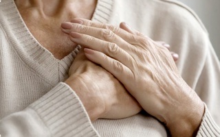 16 nguyên nhân gây đau ngực trái và dấu hiệu cảnh báo cơn đau tim nguy hiểm