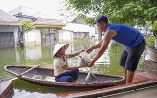 Hà Nội: Con em xa quê tìm cách gửi đồ cứu trợ bà con bị cô lập trong "rốn lũ"