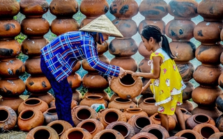 Phụ nữ Khmer gìn giữ nghề làm nồi đất truyền thống