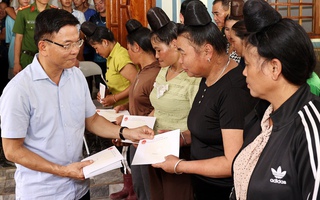 Phó Thủ tướng Lê Thành Long thị sát vùng ngập lụt, thăm hỏi đời sống người dân tỉnh Sơn La