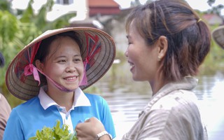 Những "nụ cười vượt khó" của người dân Chương Mỹ giữa biển nước mênh mông