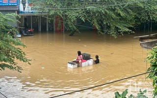 Thái Nguyên: Cán bộ, hội viên, phụ nữ trợ giúp người dân trong ngập lụt