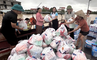 Ninh Bình: Hội LHPN tỉnh thăm hỏi, hỗ trợ gia đình phụ nữ vùng lũ trên sông Hoàng Long