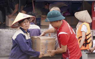 Nhà hảo tâm khắp nơi đội mưa gió, thâu đêm, cứu trợ người dân Yên Bái