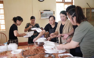 Thiết thực mô hình nấu cơm giúp người dân vùng lũ của Hội LHPN tỉnh Yên Bái