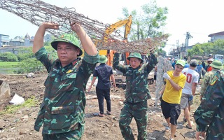 Hơn nghìn người nhanh chóng vá đoạn đê vỡ tiếp giáp Bắc Ninh - Hà Nội