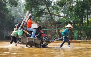 Hà Nội: Kiếm tiền triệu với dịch vụ "cõng" xe máy qua điểm ngập úng