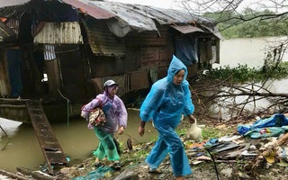 Hà Nội: Sơ tán người dân xóm chài Phúc Tân vào nơi tránh bão số 3